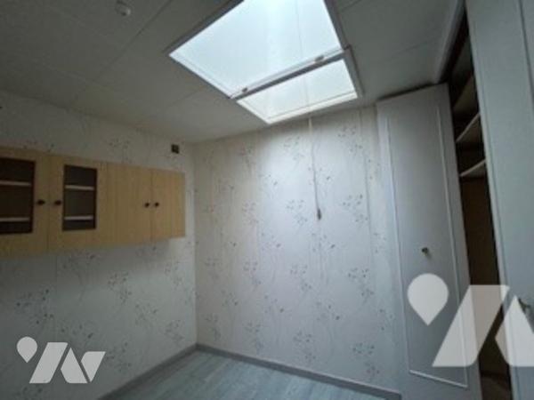 Maison en fond de cour de Copropriété - A rénover  - possibilité de diviser
caveaux. 
Impasse privée