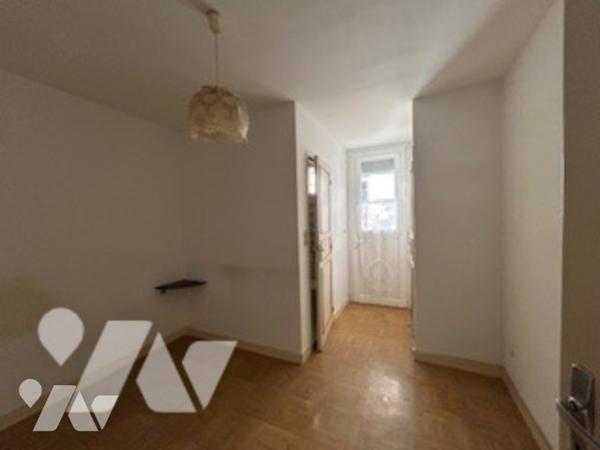 Maison en fond de cour de Copropriété - A rénover  - possibilité de diviser
caveaux. 
Impasse privée