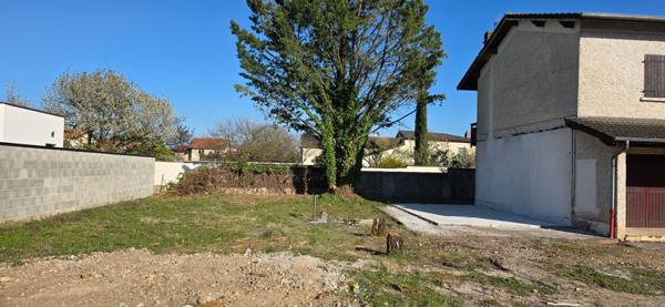 GENAS AZIEU secteur Jean Jaurès Industrie - Terrain à bâtir de 350 m² environ viabilisé et libre constructeur avec PC purgé