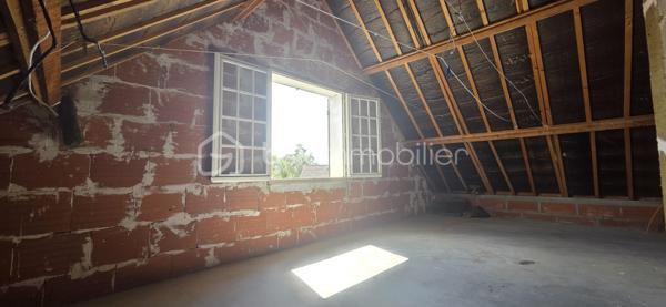 Située à quelques minutes à pied du centre-ville, des commerces et des écoles, découvrez cette solide maison des années 70 sur sous-sol total, implantée sur un terrain sans vis-à-vis. Un bien recherché pour sa localisation et ses beaux volumes. Un coup de rafraîchissement est à prévoir, vous permettant de la mettre entièrement à votre goût.

Au rez-de-chaussée :
Pièce de vie : Un beau séjour / salle à manger lumineux réchauffé par une cheminée.
Cuisine : Une cuisine aménagée et équipée.
Espace nuit : Deux chambres, une salle d'eau moderne avec douche à l'italienne et un WC indépendant.

À l'étage :
Une troisième chambre immédiatement habitable.
Un point d'eau avec WC.
Fort potentiel : Deux volumes de 16 m² chacun à terminer d'aménager (idéal pour deux chambres supplémentaires, une suite parentale ou une salle de jeux).

Sous-sol total : Espace complet comprenant garage, atelier, buanderie et cave.

Les + de la maison :
Assainissement : Tout-à-l'égout.
Menuiseries : Fenêtres en double vitrage.
Confort : Volets électriques au rez-de-chaussée (hors porte-fenêtre) et porte de garage motorisée.
Environnement calme tout en étant proche de tout.