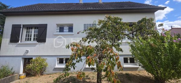 Située à quelques minutes à pied du centre-ville, des commerces et des écoles, découvrez cette solide maison des années 70 sur sous-sol total, implantée sur un terrain sans vis-à-vis. Un bien recherché pour sa localisation et ses beaux volumes. Un coup de rafraîchissement est à prévoir, vous permettant de la mettre entièrement à votre goût.

Au rez-de-chaussée :
Pièce de vie : Un beau séjour / salle à manger lumineux réchauffé par une cheminée.
Cuisine : Une cuisine aménagée et équipée.
Espace nuit : Deux chambres, une salle d'eau moderne avec douche à l'italienne et un WC indépendant.

À l'étage :
Une troisième chambre immédiatement habitable.
Un point d'eau avec WC.
Fort potentiel : Deux volumes de 16 m² chacun à terminer d'aménager (idéal pour deux chambres supplémentaires, une suite parentale ou une salle de jeux).

Sous-sol total : Espace complet comprenant garage, atelier, buanderie et cave.

Les + de la maison :
Assainissement : Tout-à-l'égout.
Menuiseries : Fenêtres en double vitrage.
Confort : Volets électriques au rez-de-chaussée (hors porte-fenêtre) et porte de garage motorisée.
Environnement calme tout en étant proche de tout.
