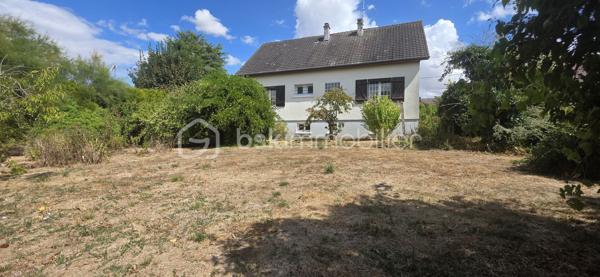 Située à quelques minutes à pied du centre-ville, des commerces et des écoles, découvrez cette solide maison des années 70 sur sous-sol total, implantée sur un terrain sans vis-à-vis. Un bien recherché pour sa localisation et ses beaux volumes. Un coup de rafraîchissement est à prévoir, vous permettant de la mettre entièrement à votre goût.

Au rez-de-chaussée :
Pièce de vie : Un beau séjour / salle à manger lumineux réchauffé par une cheminée.
Cuisine : Une cuisine aménagée et équipée.
Espace nuit : Deux chambres, une salle d'eau moderne avec douche à l'italienne et un WC indépendant.

À l'étage :
Une troisième chambre immédiatement habitable.
Un point d'eau avec WC.
Fort potentiel : Deux volumes de 16 m² chacun à terminer d'aménager (idéal pour deux chambres supplémentaires, une suite parentale ou une salle de jeux).

Sous-sol total : Espace complet comprenant garage, atelier, buanderie et cave.

Les + de la maison :
Assainissement : Tout-à-l'égout.
Menuiseries : Fenêtres en double vitrage.
Confort : Volets électriques au rez-de-chaussée (hors porte-fenêtre) et porte de garage motorisée.
Environnement calme tout en étant proche de tout.