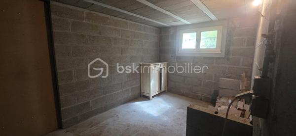 Située à quelques minutes à pied du centre-ville, des commerces et des écoles, découvrez cette solide maison des années 70 sur sous-sol total, implantée sur un terrain sans vis-à-vis. Un bien recherché pour sa localisation et ses beaux volumes. Un coup de rafraîchissement est à prévoir, vous permettant de la mettre entièrement à votre goût.

Au rez-de-chaussée :
Pièce de vie : Un beau séjour / salle à manger lumineux réchauffé par une cheminée.
Cuisine : Une cuisine aménagée et équipée.
Espace nuit : Deux chambres, une salle d'eau moderne avec douche à l'italienne et un WC indépendant.

À l'étage :
Une troisième chambre immédiatement habitable.
Un point d'eau avec WC.
Fort potentiel : Deux volumes de 16 m² chacun à terminer d'aménager (idéal pour deux chambres supplémentaires, une suite parentale ou une salle de jeux).

Sous-sol total : Espace complet comprenant garage, atelier, buanderie et cave.

Les + de la maison :
Assainissement : Tout-à-l'égout.
Menuiseries : Fenêtres en double vitrage.
Confort : Volets électriques au rez-de-chaussée (hors porte-fenêtre) et porte de garage motorisée.
Environnement calme tout en étant proche de tout.
