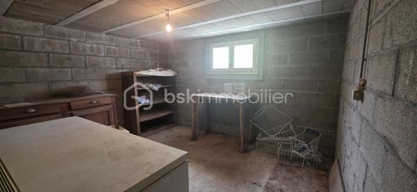 Située à quelques minutes à pied du centre-ville, des commerces et des écoles, découvrez cette solide maison des années 70 sur sous-sol total, implantée sur un terrain sans vis-à-vis. Un bien recherché pour sa localisation et ses beaux volumes. Un coup de rafraîchissement est à prévoir, vous permettant de la mettre entièrement à votre goût.

Au rez-de-chaussée :
Pièce de vie : Un beau séjour / salle à manger lumineux réchauffé par une cheminée.
Cuisine : Une cuisine aménagée et équipée.
Espace nuit : Deux chambres, une salle d'eau moderne avec douche à l'italienne et un WC indépendant.

À l'étage :
Une troisième chambre immédiatement habitable.
Un point d'eau avec WC.
Fort potentiel : Deux volumes de 16 m² chacun à terminer d'aménager (idéal pour deux chambres supplémentaires, une suite parentale ou une salle de jeux).

Sous-sol total : Espace complet comprenant garage, atelier, buanderie et cave.

Les + de la maison :
Assainissement : Tout-à-l'égout.
Menuiseries : Fenêtres en double vitrage.
Confort : Volets électriques au rez-de-chaussée (hors porte-fenêtre) et porte de garage motorisée.
Environnement calme tout en étant proche de tout.