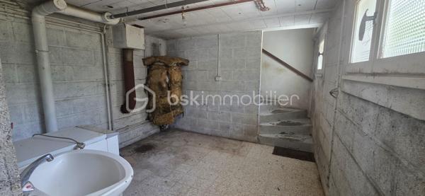 Située à quelques minutes à pied du centre-ville, des commerces et des écoles, découvrez cette solide maison des années 70 sur sous-sol total, implantée sur un terrain sans vis-à-vis. Un bien recherché pour sa localisation et ses beaux volumes. Un coup de rafraîchissement est à prévoir, vous permettant de la mettre entièrement à votre goût.

Au rez-de-chaussée :
Pièce de vie : Un beau séjour / salle à manger lumineux réchauffé par une cheminée.
Cuisine : Une cuisine aménagée et équipée.
Espace nuit : Deux chambres, une salle d'eau moderne avec douche à l'italienne et un WC indépendant.

À l'étage :
Une troisième chambre immédiatement habitable.
Un point d'eau avec WC.
Fort potentiel : Deux volumes de 16 m² chacun à terminer d'aménager (idéal pour deux chambres supplémentaires, une suite parentale ou une salle de jeux).

Sous-sol total : Espace complet comprenant garage, atelier, buanderie et cave.

Les + de la maison :
Assainissement : Tout-à-l'égout.
Menuiseries : Fenêtres en double vitrage.
Confort : Volets électriques au rez-de-chaussée (hors porte-fenêtre) et porte de garage motorisée.
Environnement calme tout en étant proche de tout.