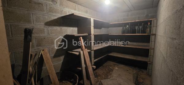 Située à quelques minutes à pied du centre-ville, des commerces et des écoles, découvrez cette solide maison des années 70 sur sous-sol total, implantée sur un terrain sans vis-à-vis. Un bien recherché pour sa localisation et ses beaux volumes. Un coup de rafraîchissement est à prévoir, vous permettant de la mettre entièrement à votre goût.

Au rez-de-chaussée :
Pièce de vie : Un beau séjour / salle à manger lumineux réchauffé par une cheminée.
Cuisine : Une cuisine aménagée et équipée.
Espace nuit : Deux chambres, une salle d'eau moderne avec douche à l'italienne et un WC indépendant.

À l'étage :
Une troisième chambre immédiatement habitable.
Un point d'eau avec WC.
Fort potentiel : Deux volumes de 16 m² chacun à terminer d'aménager (idéal pour deux chambres supplémentaires, une suite parentale ou une salle de jeux).

Sous-sol total : Espace complet comprenant garage, atelier, buanderie et cave.

Les + de la maison :
Assainissement : Tout-à-l'égout.
Menuiseries : Fenêtres en double vitrage.
Confort : Volets électriques au rez-de-chaussée (hors porte-fenêtre) et porte de garage motorisée.
Environnement calme tout en étant proche de tout.