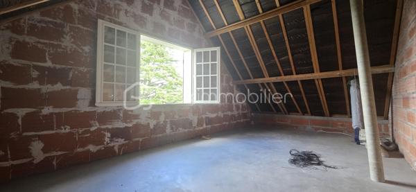 Située à quelques minutes à pied du centre-ville, des commerces et des écoles, découvrez cette solide maison des années 70 sur sous-sol total, implantée sur un terrain sans vis-à-vis. Un bien recherché pour sa localisation et ses beaux volumes. Un coup de rafraîchissement est à prévoir, vous permettant de la mettre entièrement à votre goût.

Au rez-de-chaussée :
Pièce de vie : Un beau séjour / salle à manger lumineux réchauffé par une cheminée.
Cuisine : Une cuisine aménagée et équipée.
Espace nuit : Deux chambres, une salle d'eau moderne avec douche à l'italienne et un WC indépendant.

À l'étage :
Une troisième chambre immédiatement habitable.
Un point d'eau avec WC.
Fort potentiel : Deux volumes de 16 m² chacun à terminer d'aménager (idéal pour deux chambres supplémentaires, une suite parentale ou une salle de jeux).

Sous-sol total : Espace complet comprenant garage, atelier, buanderie et cave.

Les + de la maison :
Assainissement : Tout-à-l'égout.
Menuiseries : Fenêtres en double vitrage.
Confort : Volets électriques au rez-de-chaussée (hors porte-fenêtre) et porte de garage motorisée.
Environnement calme tout en étant proche de tout.