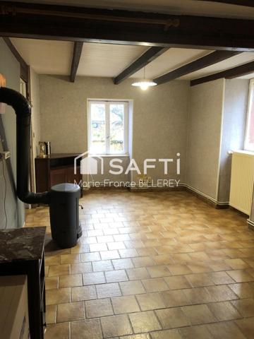 Fort potentiel pour cette ancienne maison en pierres de 79 m²  sur 4 ares 31 de terrain.