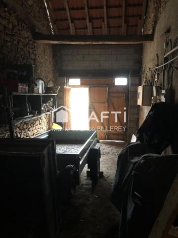 Fort potentiel pour cette ancienne maison en pierres de 79 m²  sur 4 ares 31 de terrain.