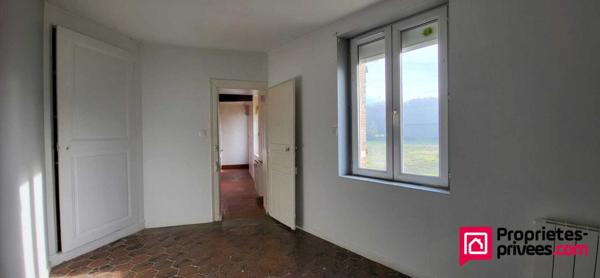 Corps de ferme (2 biens locatifs) + dépendances et prairies