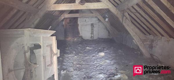 Corps de ferme (2 biens locatifs) + dépendances et prairies