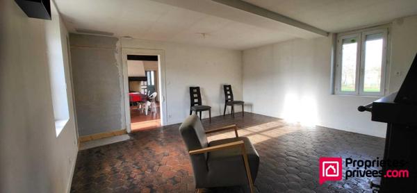 Corps de ferme (2 biens locatifs) + dépendances et prairies