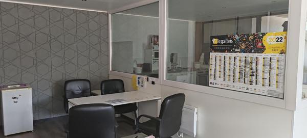 Local à usage d'entrepôt avec bureaux