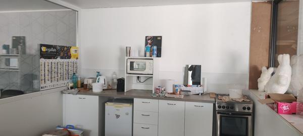 Local à usage d'entrepôt avec bureaux