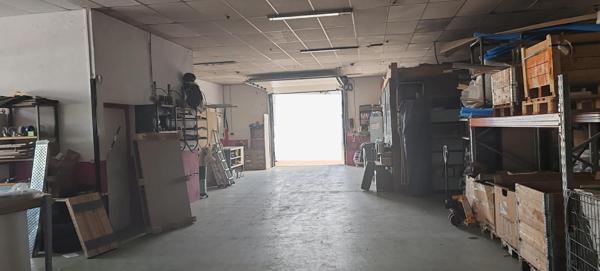 Local à usage d'entrepôt avec bureaux