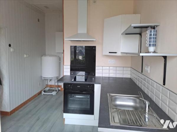 A VENDRE HUELGOAT ENSEMBLE IMMOBILIER A RENOVER PROCHE DU CENTRE