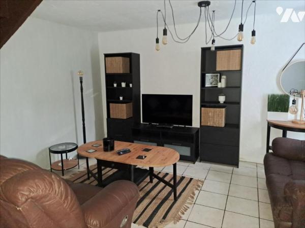 A VENDRE HUELGOAT ENSEMBLE IMMOBILIER A RENOVER PROCHE DU CENTRE