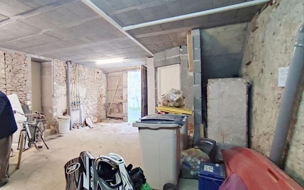 Immeuble à vendre    11 pièces •  Lussant