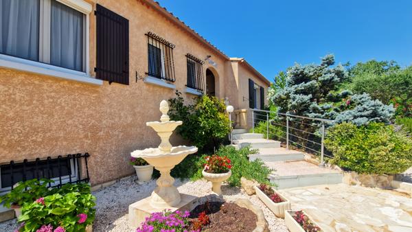 Uzès (30700) A vendre maison à 6 km d'Uzès avec bel espace piscine