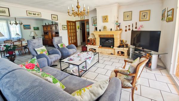 Uzès (30700) A vendre maison à 6 km d'Uzès avec bel espace piscine