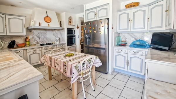 Uzès (30700) A vendre maison à 6 km d'Uzès avec bel espace piscine