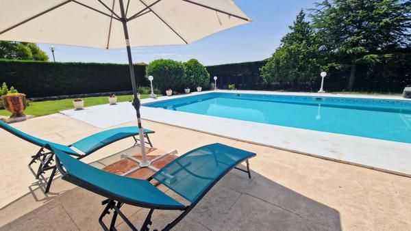 Uzès (30700) A vendre maison à 6 km d'Uzès avec bel espace piscine