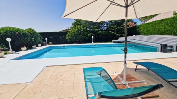 Uzès (30700) A vendre maison à 6 km d'Uzès avec bel espace piscine