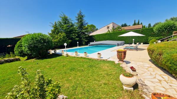 Uzès (30700) A vendre maison à 6 km d'Uzès avec bel espace piscine