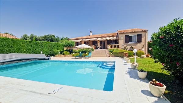 Uzès (30700) A vendre maison à 6 km d'Uzès avec bel espace piscine