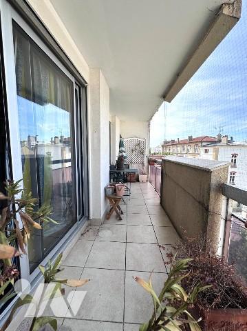 Appartement de 52m2 bénéficiant d'un vaste balcon et d'une vue dégagée, proche de toutes commodités.