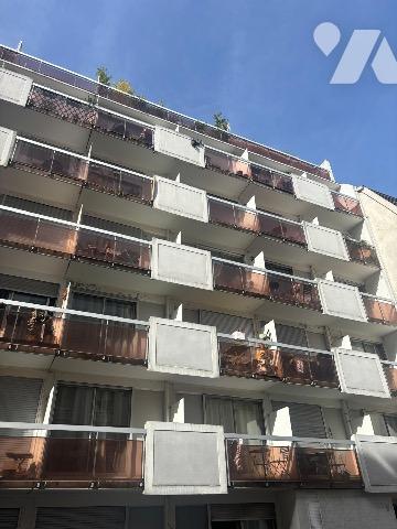 Appartement de 52m2 bénéficiant d'un vaste balcon et d'une vue dégagée, proche de toutes commodités.