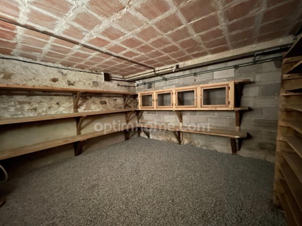 Maison de 3 chambres avec sous sol complet sur 837 m2 de terrain