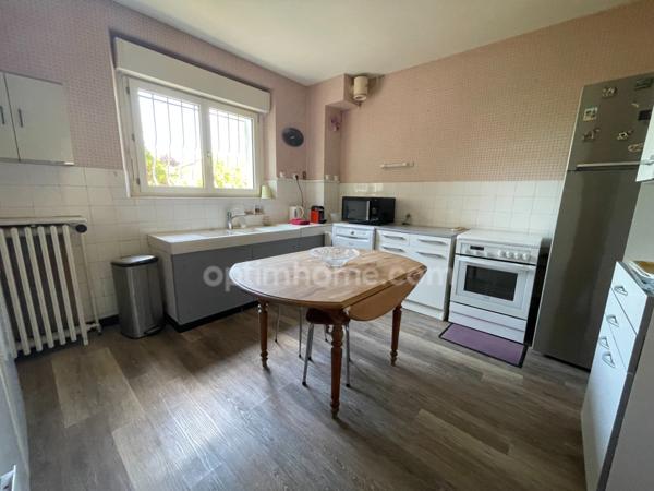 Maison de 3 chambres avec sous sol complet sur 837 m2 de terrain