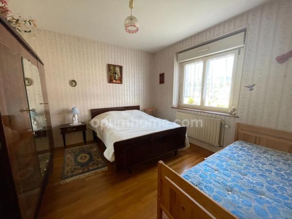 Maison de 3 chambres avec sous sol complet sur 837 m2 de terrain