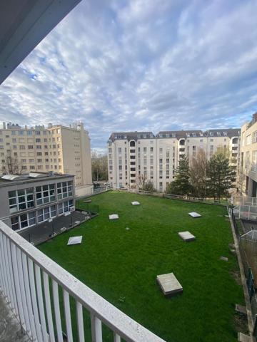 Studio avec balcon, cave et parking dans résidence métro Buttes Chaumont