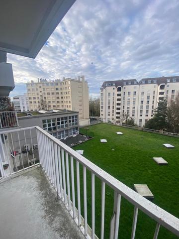 Studio avec balcon, cave et parking dans résidence métro Buttes Chaumont