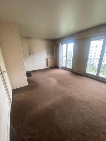 Studio avec balcon, cave et parking dans résidence métro Buttes Chaumont