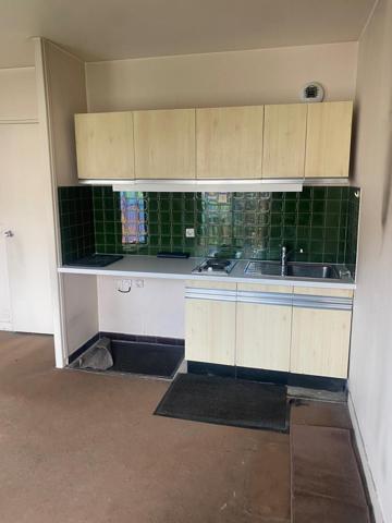 Studio avec balcon, cave et parking dans résidence métro Buttes Chaumont