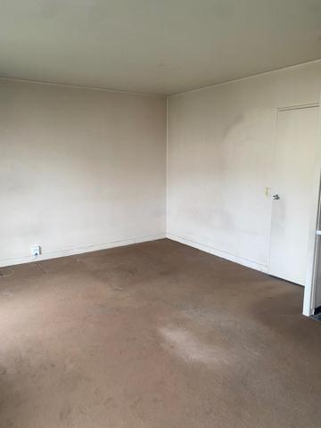 Studio avec balcon, cave et parking dans résidence métro Buttes Chaumont