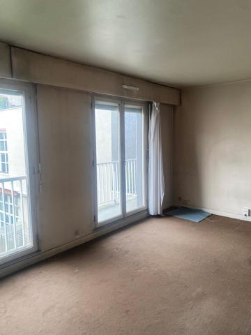 Studio avec balcon, cave et parking dans résidence métro Buttes Chaumont