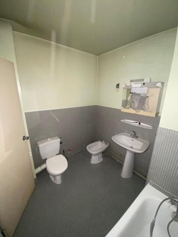 Studio avec balcon, cave et parking dans résidence métro Buttes Chaumont