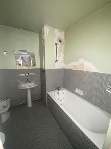 Studio avec balcon, cave et parking dans résidence métro Buttes Chaumont