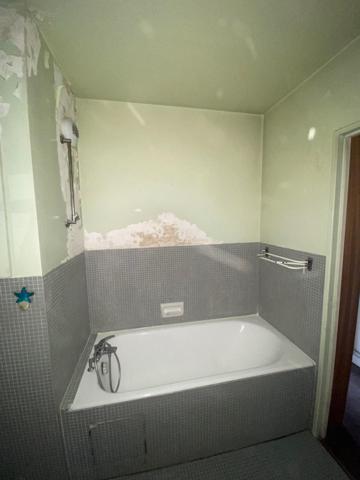 Studio avec balcon, cave et parking dans résidence métro Buttes Chaumont