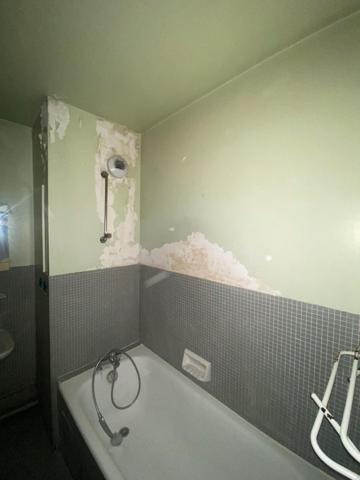 Studio avec balcon, cave et parking dans résidence métro Buttes Chaumont