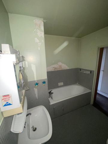 Studio avec balcon, cave et parking dans résidence métro Buttes Chaumont