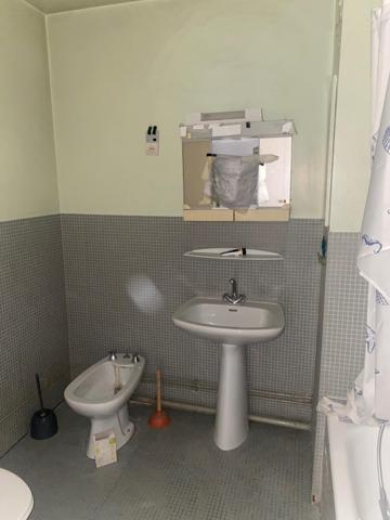 Studio avec balcon, cave et parking dans résidence métro Buttes Chaumont