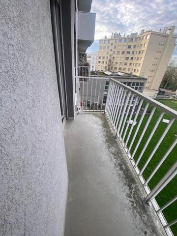 Studio avec balcon, cave et parking dans résidence métro Buttes Chaumont