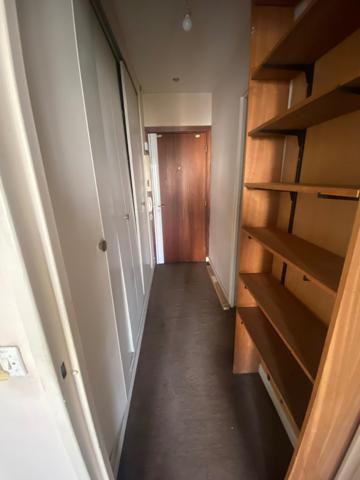 Studio avec balcon, cave et parking dans résidence métro Buttes Chaumont