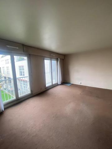 Studio avec balcon, cave et parking dans résidence métro Buttes Chaumont