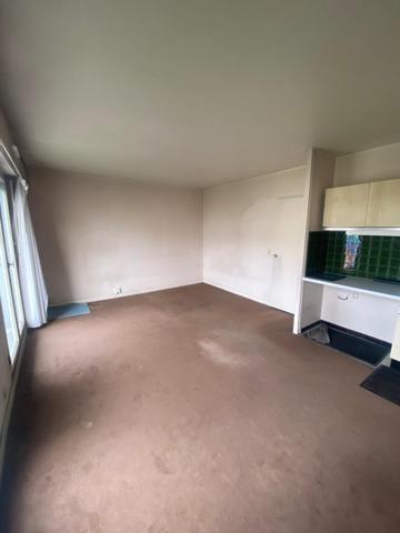 Studio avec balcon, cave et parking dans résidence métro Buttes Chaumont